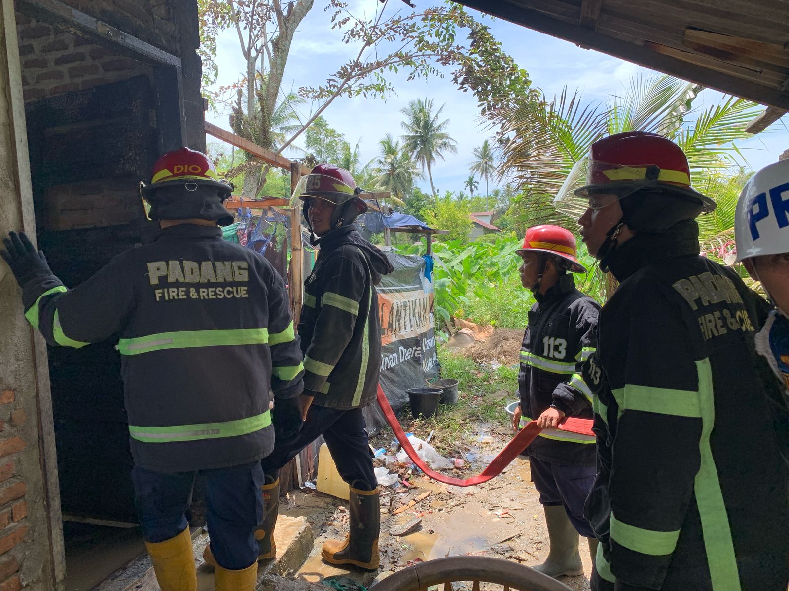 Petugas Dinas Damkar Kota Padang memadamkan api yang membakar rumah hunian di Kampung Jambak, RT 003 RW 006, Kelurahan Gunungsarik, Kecamatan Kuranji, Selasa (25/3/2025).