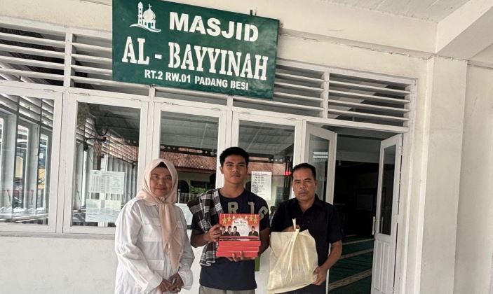 Tim Andre Rosiade membagikan paket sembako untuk marbot Masjid Al Bayyinah Kelurahan Padangbesi, Lubukkilangan.