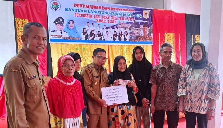 Penyaluran Bantuan Langsung Tunai (BLT) kepada 48 Keluarga Penerima Manfaat (KPM) di Nagari Gurun, Selasa (25/3/2025).