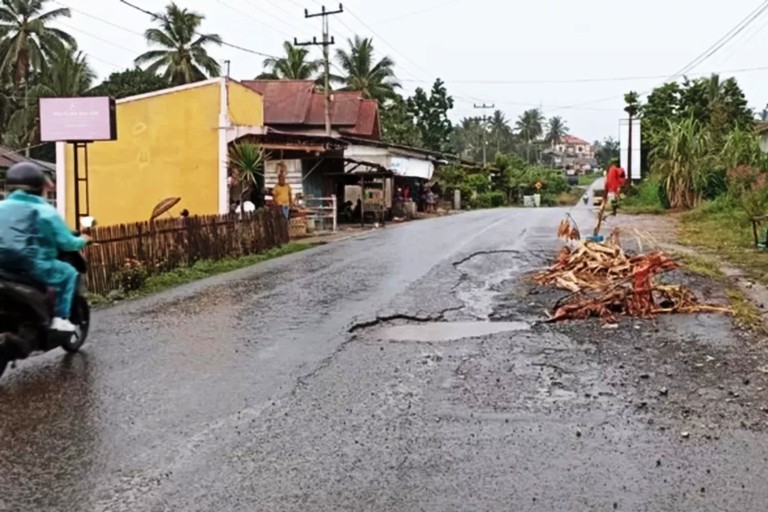 Jalan Payakumbuh-Lintau kian rusak.(Jawapos)