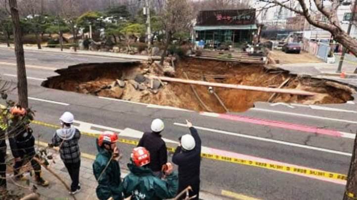 Lubang Sinkhole muncul dijalanan Korea Selatan, satu pengendara tewas   (foto: DailyJang.com)
