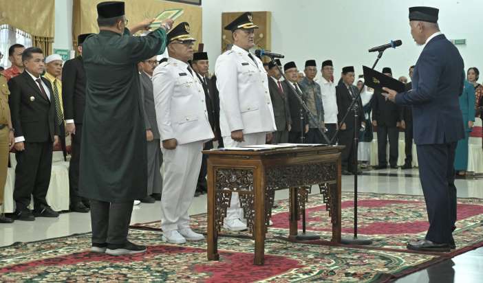 Mahyeldi mengambil sumpah Yulianto dan M Ihpan sebagai Bupati dan Wakil Bupati Pasbar 2025-2030 di Auditorium Istana Gubernuran, Selasa (25/3/2025).