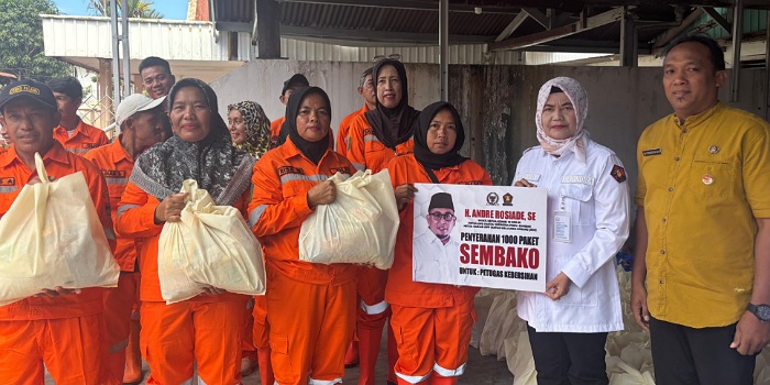Tim Andre Rosiade bagikan paket lebaran 2025 untuk petugas kebersihan di Kota Padang dan Kota Pariaman.