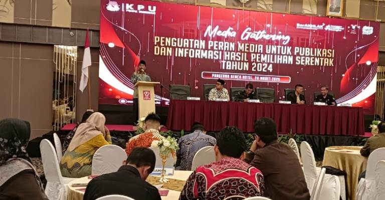 Ketua KPU Sumbar, Surya Efitrimen.