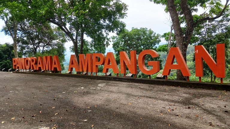 BUTUH SENTUHAN: Panorama Ampangan, yang terletak di Kecamatan Payakumbuh Selatan, Kota Payakumbuh, kini tampak sepi dan kurang terawat.(FIDEL/PADEK)