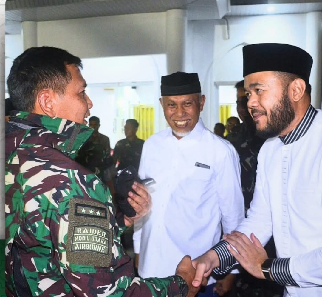 Wali Kota Padang, Fadly Amran, menyambut Pangkogabwilhan I, Letjen TNI Kunto Arief Wibowo, di Kota Padang, Senin (24/3/2025) malam. (Foto: Prokopim)