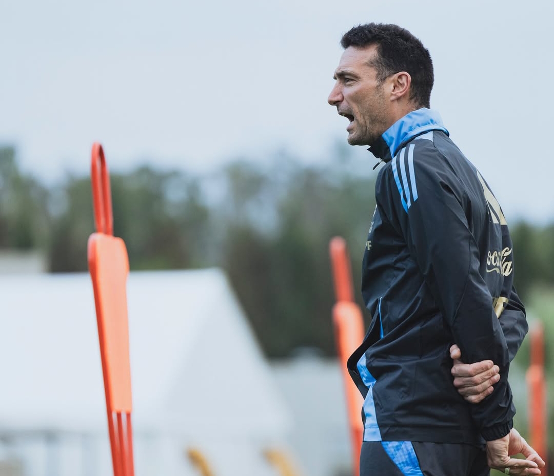 Pelatih Argentina, Lionel Scaloni memimpin latihan timnya jelang laga melawan Brasil di Kualifikasi Piala Dunia zona Amerika Selatan, Rabu (26/3). (Foto: Instagram @afaseleccion)