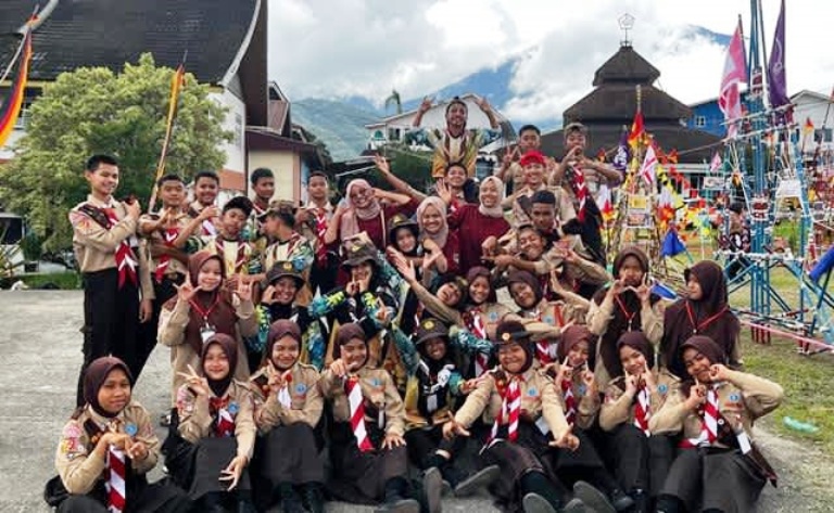 BIKIN BANGGA: Para siswa MTsN 1 Limapuluh Kota meluapkan kegembiraan usai meraih gelar juara di salah satu lomba yang diikuti beberapa waktu lalu.(TIM LAMAN GURU)