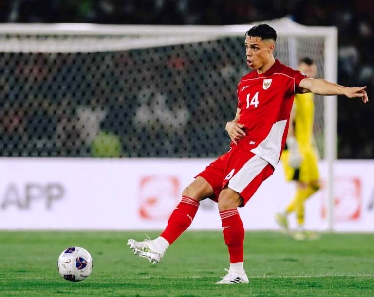 DEBUT: Joey Pelupessy menjadi jembatan antara lini pertahanan dan penyerangan bagi skuad Garuda saat berhadapan dengan Bahrain di Stadion Utama Gelora Bung Karno, Senayan (25/3).(IG JOEY PELUPESSY)