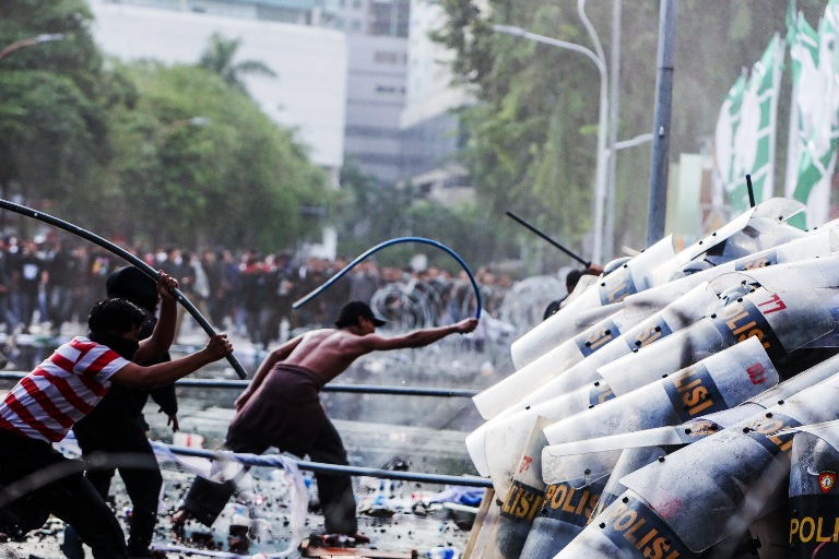 BENTROK: Massa aksi tolak UU TNI ricuh di depan Gedung Negara Grahadi, Surabaya, Senin (24/3) lalu. (RIANA SETIAWAN/JPG)