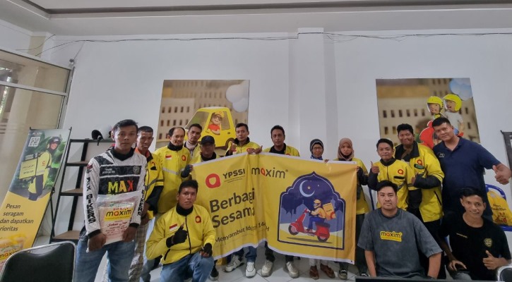 Jelang perayaan Idulfitri, Maxim berikan bantuan sembako kepada mitra pengemudi yang membutuhkan di Padang.