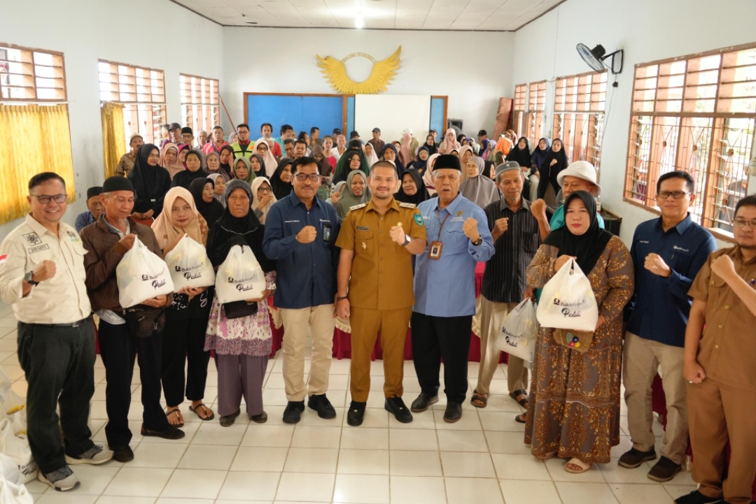 Penyerahan simbolis bantuan sembako dari PTBA untuk masyarakat Prasejahtera di Kantor Kecamatan Lembah Segar, Selasa (25/3/2025).(Foto: Corcom)