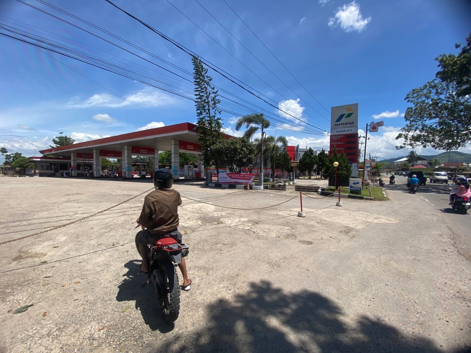 BERDAMPAK: SPBU Parik, Kelurahan Napar, Kecamatan Payakumbuh Utara, yang terbakar pada Minggu (23/3) sampai saat ini masih belum beroperasi.(SY RIDWAN/PADEK)