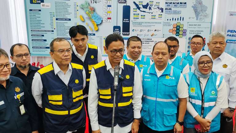 Yuliot Tanjung didampingi Ajrun Karim saat doorstop bersama awak media di Kantor Unit Pelaksana Pelayanan Distribusi (UP2D) PLN Sumbar, Kamis (27/3/2025). (Randi/Padekco)