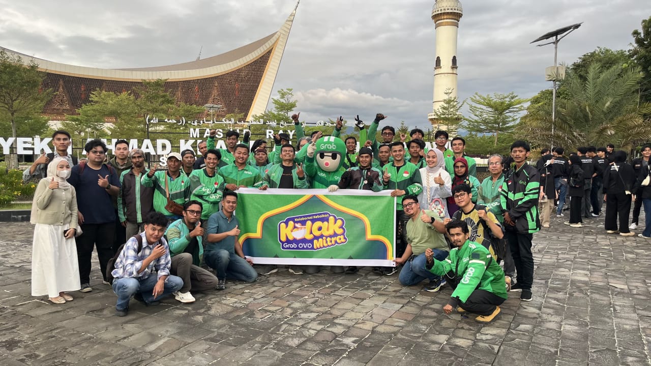 Kebersamaan para Mitra Grab dalam kegiatan KOLAK yang diadakan di Padang.