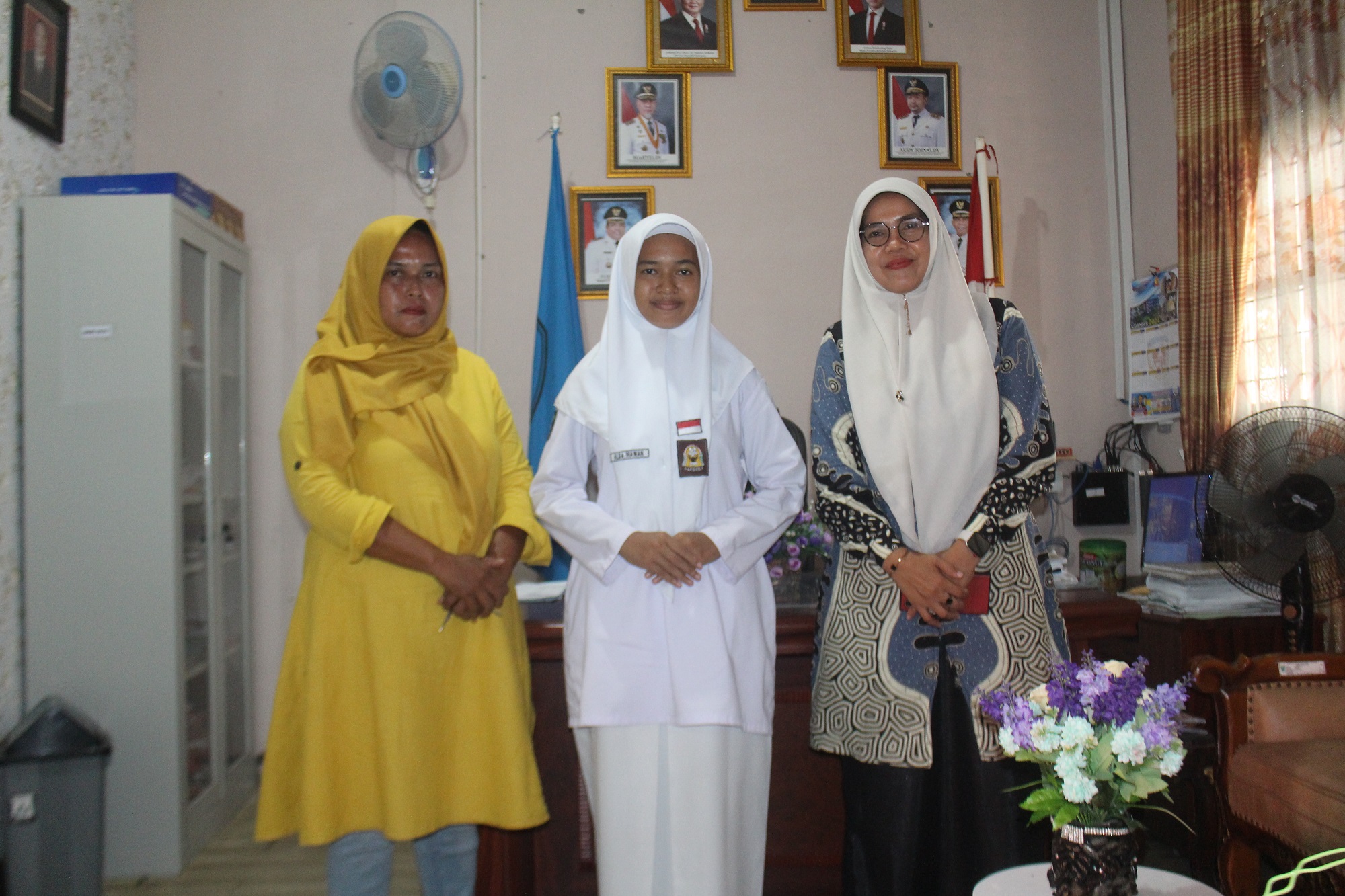 BUTUH DUKUNGAN: Siswa SMAN 1 Padangsago Alda Riawan (tengah) bersama ibu dan Kepsek SMAN 1 Padangsago Nusyamsi saat dijumpai di sekolah itu, baru-baru ini.(ARIS PRIMA G/PADEK)