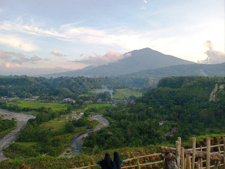 SEJUMLAH pengunjung melihat pemandangan indah dari ketinggian Tapian Tabiang Barasok.(RIAN AFDOL)