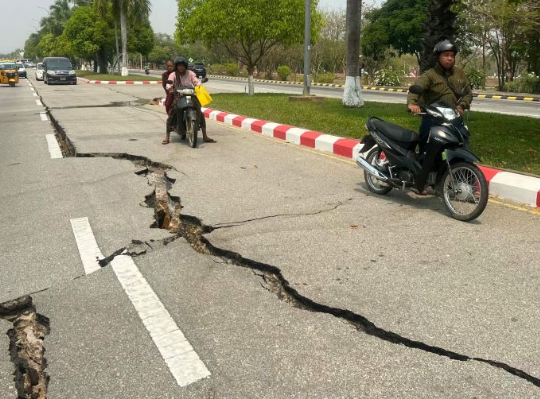 Retakan terlihat di jalan di Naypyidaw pada tanggal 28 Maret 2025, setelah gempa bumi di Myanmar bagian tengah. (Foto: Sai Aung Main/AFP)
