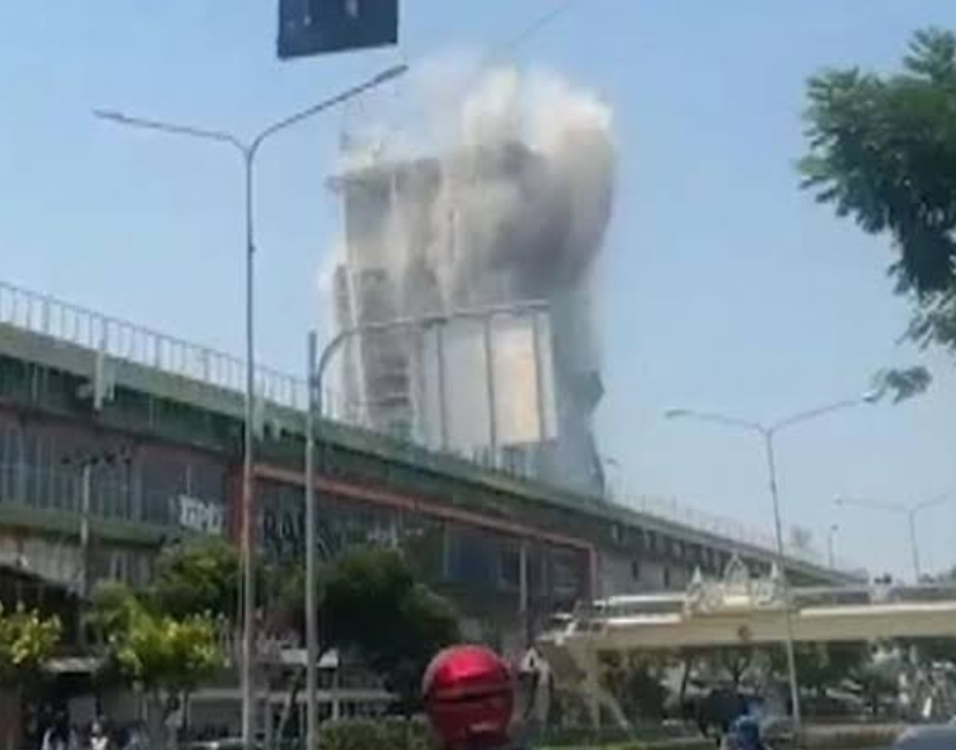 Salah satu gedung pencakar langit yang sedang dibangun di Bangkok, runtuh  setelah gempa berpusat di Myanmar mengguncang. (Foto: Sky News)