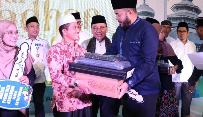 Wali Kota Padang Fadly Amran serahkan hadiah kepada pengurus Masjid Jabal Rahmah Semen Padang.