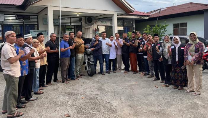 Anggota DPRD Kota Padang Yusri Latif serahkan becak motor untuk pengangkutan sampah di Kelurahan Pisang, Kota Padang.