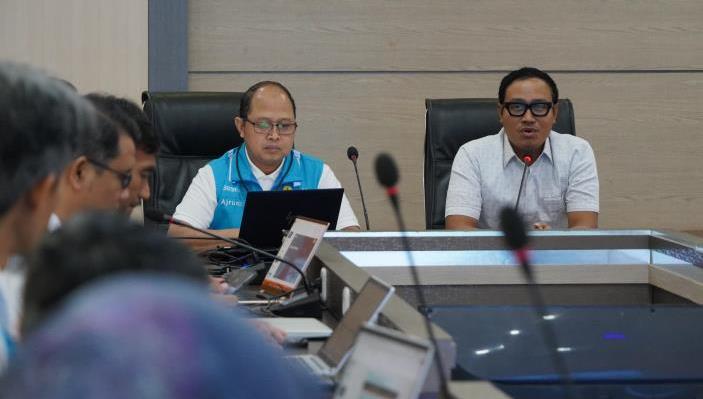 Bupati Kepulauan Mentawai, Rinto Wardana, bersama General Manager PT PLN UID Sumbar, Arjun Karim, di Kantor PLN UID Sumbar pada Kamis (27/03/2025).