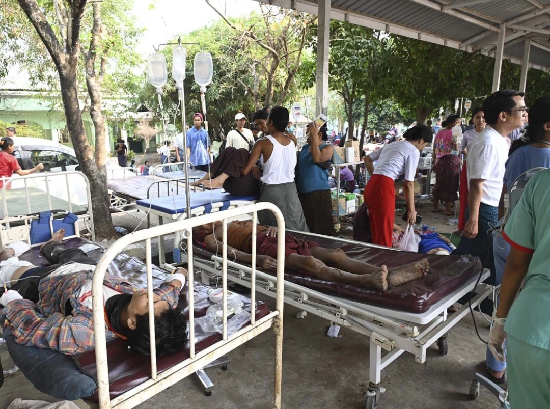 Korban gempa bumi di kompleks rumah sakit pemerintah pada hari Jumat, 28 Maret 2025, di Naypyitaw, Myanmar. (Foto: Tim Informasi Berita Militer Myanmar/AP)