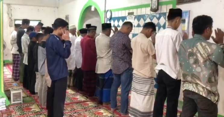 Jamaah Tarekat Naqsabandiyah melakukan salat Idul Fitri di Surau Baru, Kelurahan Cupak Tangah, Kecamatan Pauh, Kota Padang, Sabtu (29/3/2025).