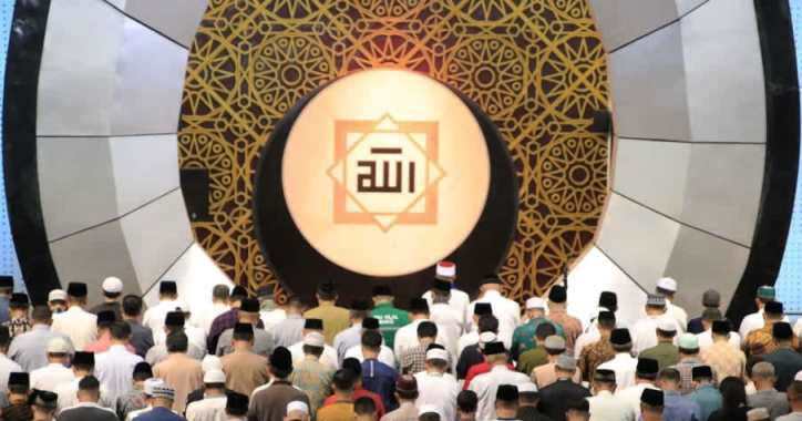 Ilustrasi umat islam sedang melaksanakan ibadah salat di dalam masjid.