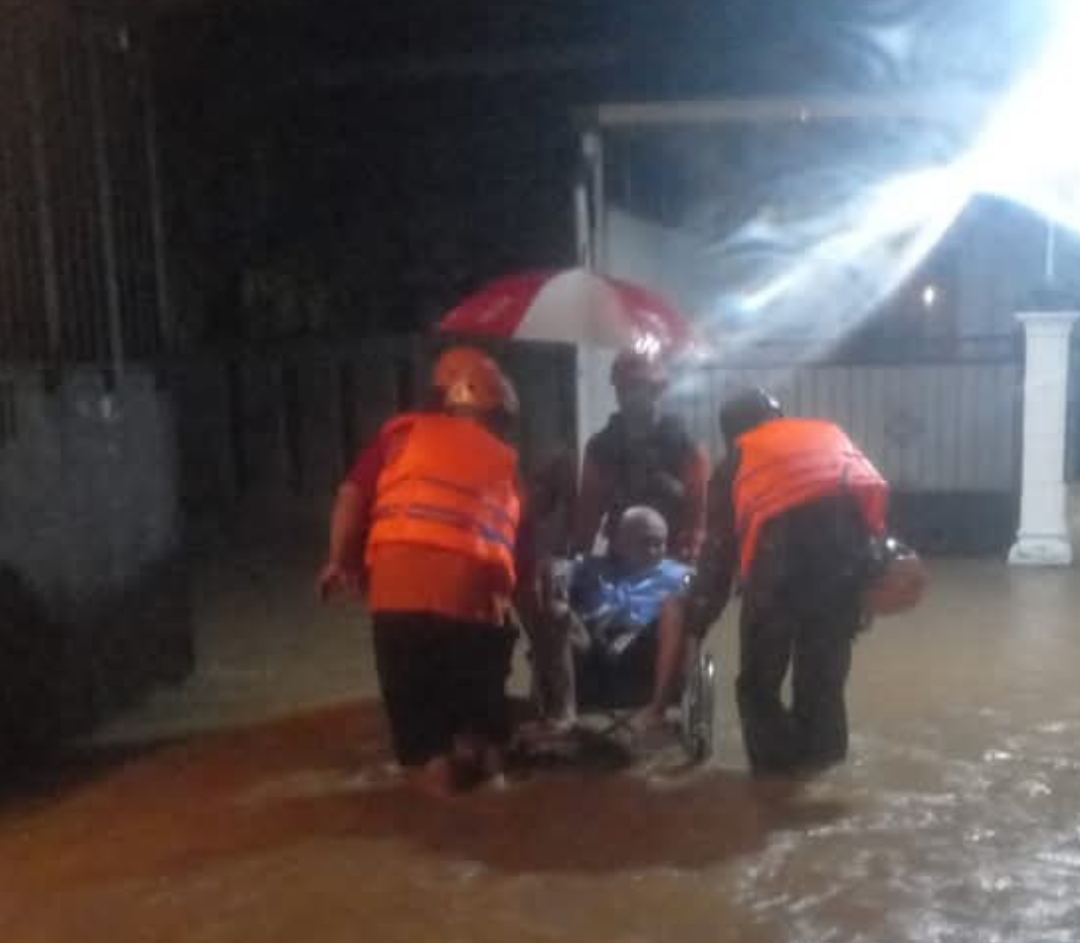 Evakuasi korban banjir di Gebang, Purworejo, Jawa Tengah, Jumat (28/3/2025). (Foto: BNPB)