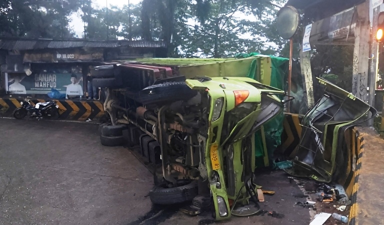 Kondisi terakhir truk rem blong di Sitinjaulauik, Panorama I, Kelurahan Indarung, Kota Padang, Minggu (30/3/2025). (Polsek Lubukkilangan)
