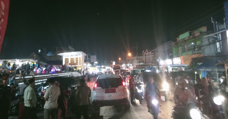 Arus lalu lintas terlihat padat di Kabupaten Solok Selatan. Bupati Solsel dan Forkopinda menyempatkan diri memantau posko pelayanan di RTH Padang Aro, Minggu (30/3/2025). ARDI/PADEK
