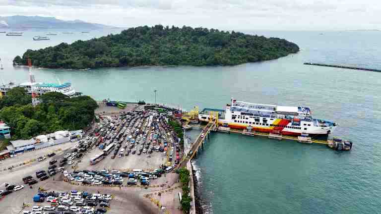 Kepadatan kendaraan pemudik di Pelabuhan Merak, Sabtu (28/3/2025). (Foto: dery ridwansah/jawaposcom)