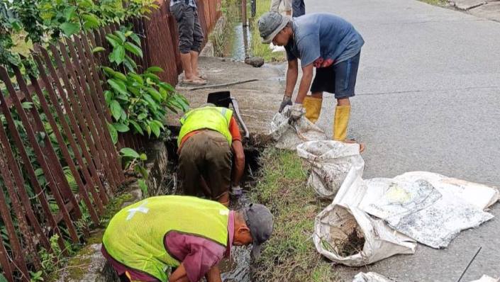 Di dalam drainase Jalan Penjernihan II terdapat tiang telepon di tengah saluran, serta pipa PDAM dan kabel milik Telkom yang melintang di aliran air.