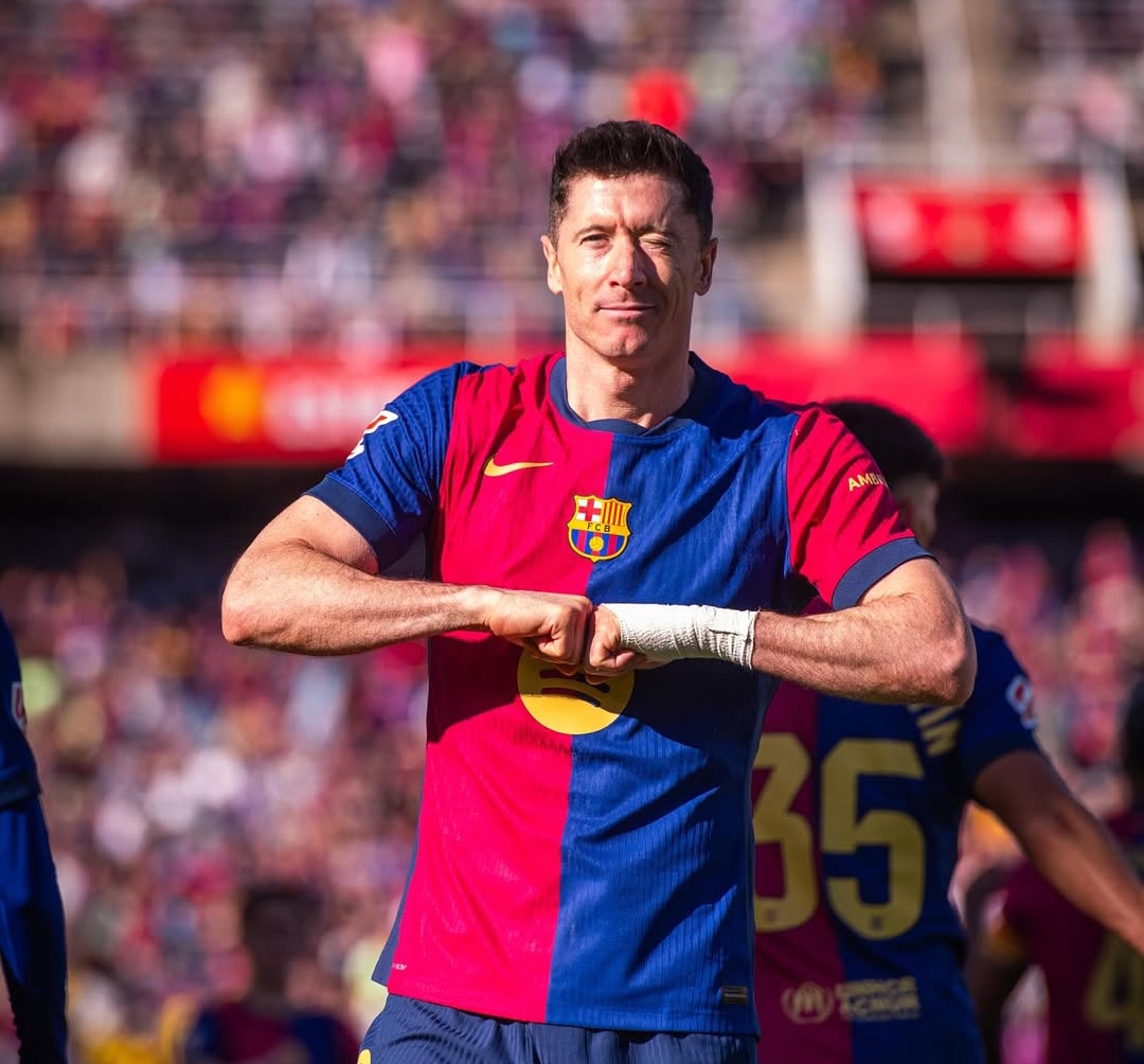 Gol pertama Lewandowski tercipta melalui tendangan akrobatik setelah memanfaatkan umpan kepala Ferm&iacute;n Lopez. (Foto: Instagram @fcbarcelona)