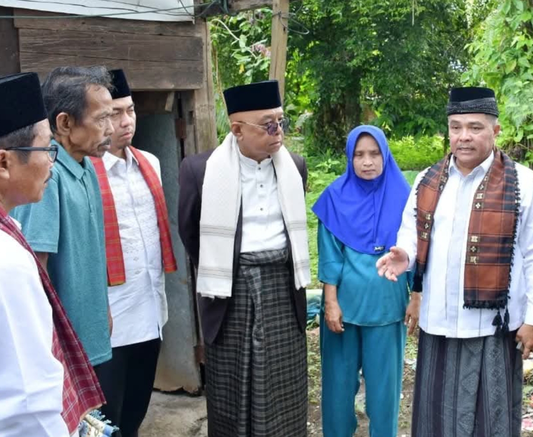 Bupati Agam saat kunjungi rumah Safri, 71, di Surau Kariang, Jorong V Sungai Jariang, Lubuk Basung. (Foto: Kominfo)