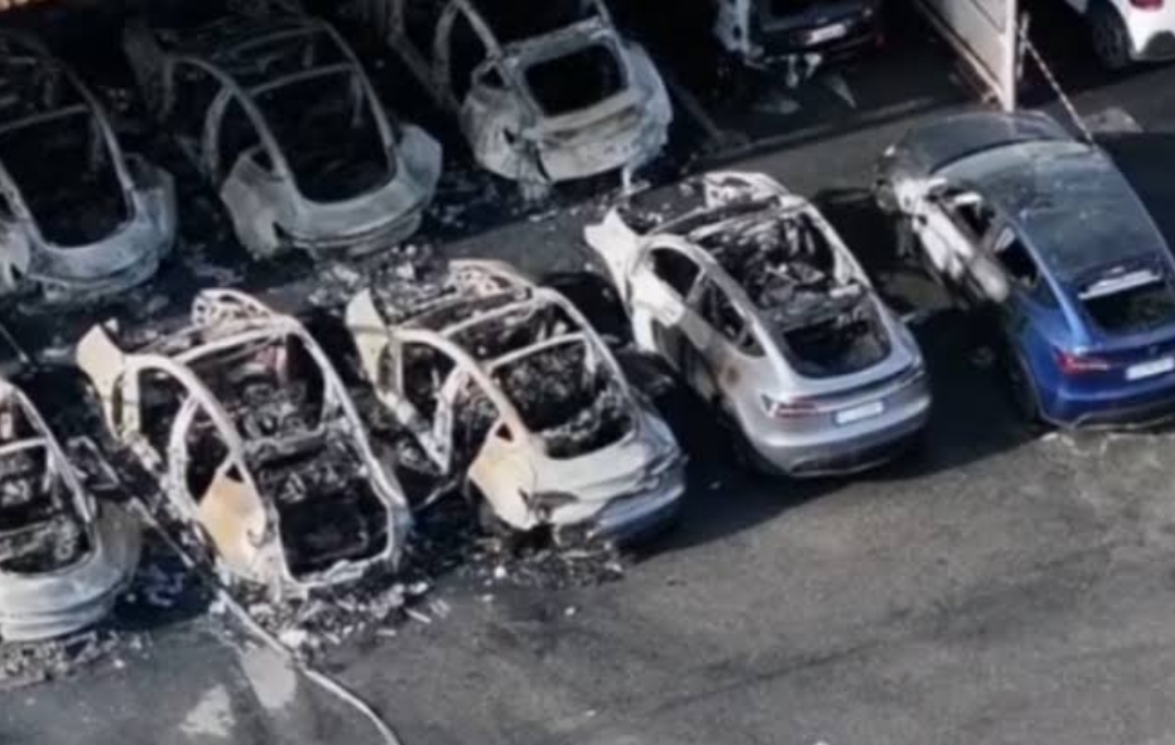 Kebakaran hebat terjadi di dealer Tesla di Roma pada Senin (31/3) waktu setempat, menghanguskan 17 mobil. (Foto: Telegrafi)