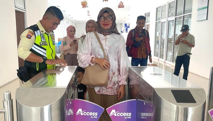 Penumpang kereta api di Stasiun Padang.