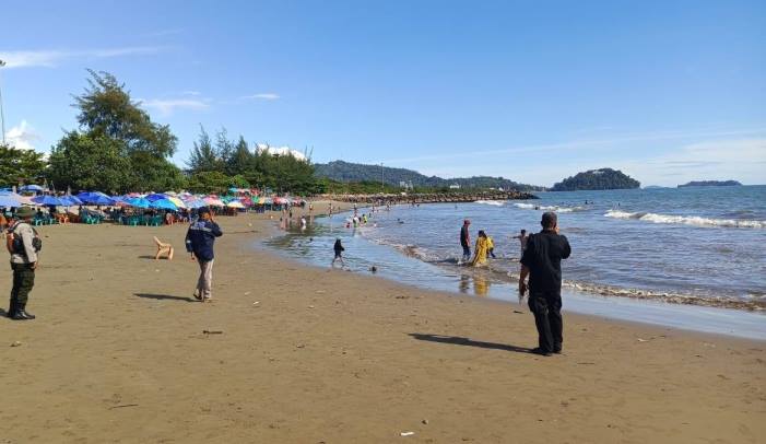 Suasana Pantai Padang, Selasa (1/4/2025). Di hari kedua Lebaran tahun ini, mulai ramai wisatawan yang berlibur.