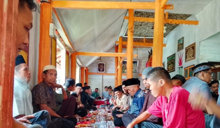 Tradisi Ziarah Rumah Gadang juga diisi dengan makan bajamba, Selasa (1/4/2025).