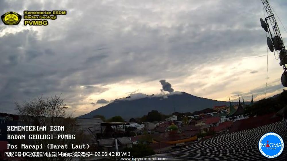 Gunung Marapi di Sumatera Barat kembali erupsi pada Rabu pagi (2/4/2025) dengan tinggi kolom letusan 350 meter. (magma.esdm)
