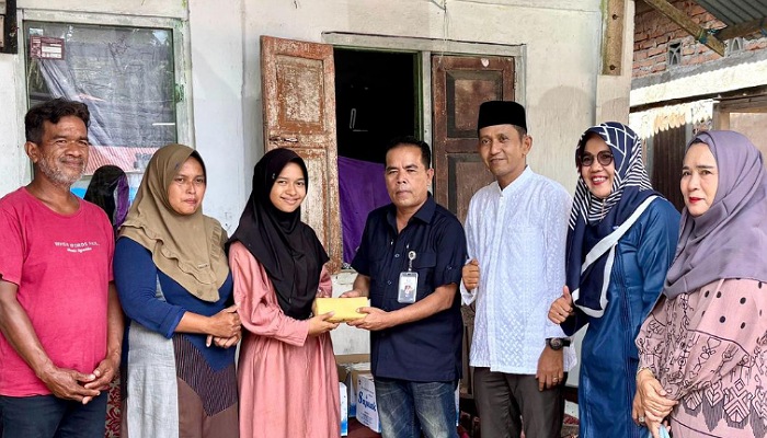 Tim Andre Rosiade menyerahkan beasiswa kepada Alda Riawan, siswi SMA 1 Padang Sago Padangpariaman, yang lulus Fakultas Kedokteran Univeritas Indonesia (UI).