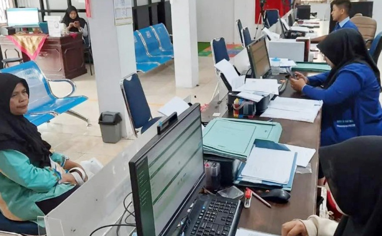 Layanan khusus masyarakat selama cuti bersama dan libur nasional Idulfitri di Disdukcapil Kota Padangpanjang.