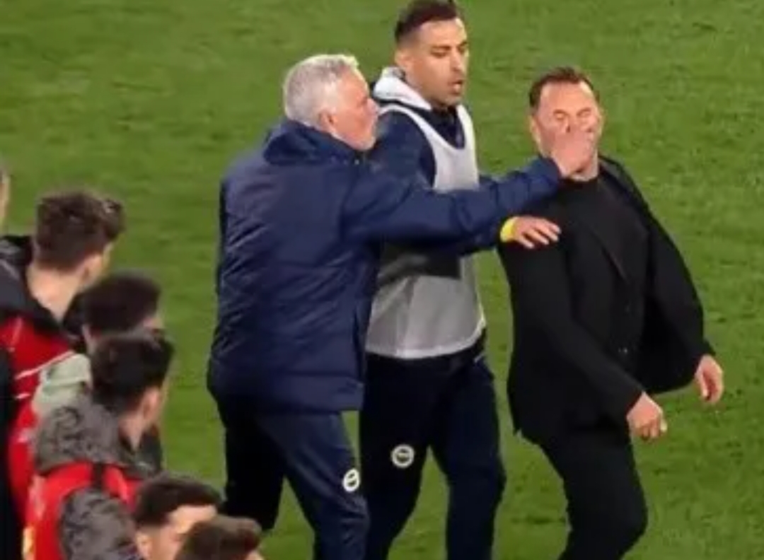 Jose Mourinho mencubit hidung pelatih Galatasaray Okan Buruk (Foto: repro/internet/TNTSports)