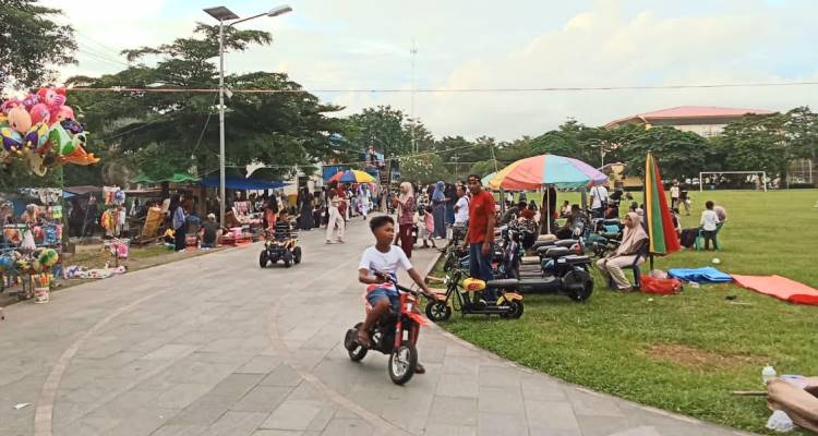 Kawasan GOR Rang Agam di Lubuk Basung menjadi salah satu destinasi favorit masyarakat untuk menghabiskan waktu.