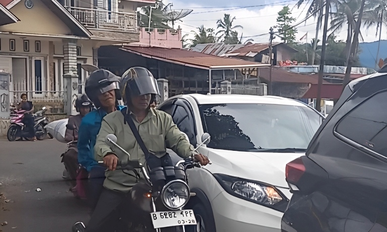 Jalan macet di jembatan Situjuah Banda Dalam, Kecamatan Situjuah Limo Nagari, Limapuluh Kota. (Foto: Arfidel/Padeks)