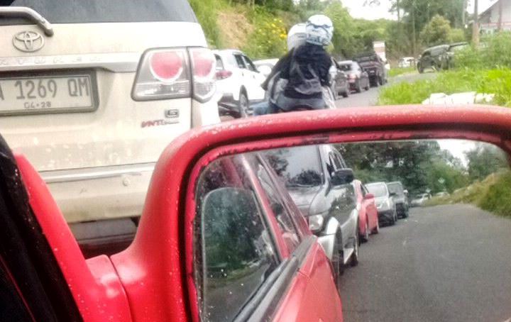 Sistem one way jalur Padang&ndash;Bukittinggi dan sebaliknya pada 4-6 April 2025 mulai pukul 12.00 WIB hingga 17.00 WIB, belum mampu mengurai kemacetan, Jumat (4/4/2025). (Foto: FB Abu Khalid Al-pasamany)