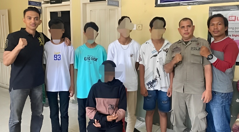 Kabid Ketentraman dan Ketertiban Umum, Dinas Satpol PP Pessel, Dongki Agung Pribumi, (kiri) berfoto dengan lima remaja tersebut setelah dimintai keterangan di kantor Satpol PP. (Foto Dok Pol PP)