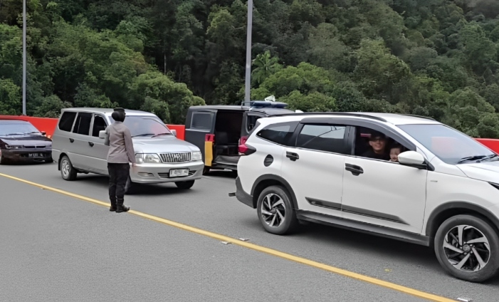 Arus lalu lintas di Flyover Kelok 9 terpantau landai dan lancar Sabtu (5/4/2025) siang. Polisi lakukan rekayasa lalin dan tertibkan pemudik berhenti sembarangan. (IG Polres Limapuluh Kota)