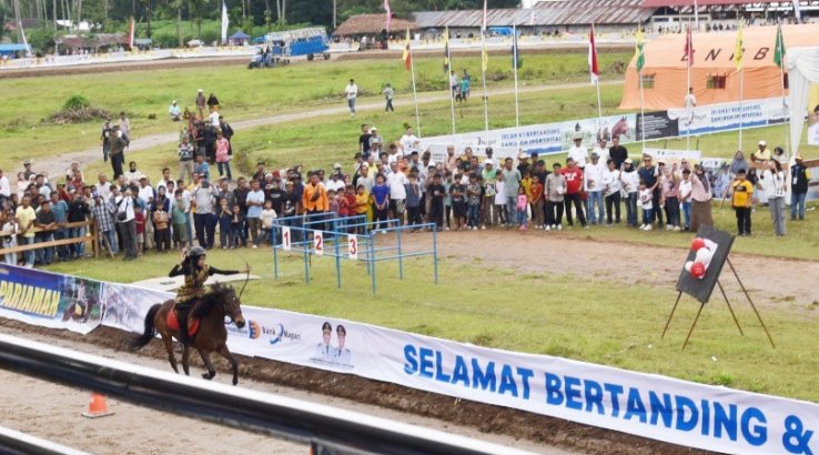 Masyarakat disuguhi penampilan para pemanah dengan menunggang kuda, yang dilakukan oleh para atlet panah Sumbar.
